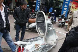 Hà Nội: Xe Atila lại cháy giữa phố chiều 28/12