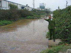 Hưng Yên: Nước thải nguy hiểm được xả thẳng ra sông