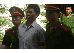 Giết người, đánh lại công an