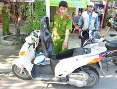 Đến lượt Honda @125 đang đi bỗng bốc cháy