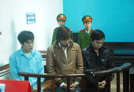 Truy sát tận phòng cấp cứu làm náo loạn bệnh viện