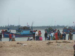 Sóng cao 4m nhấn chìm tàu cá ngư dân Phú Yên