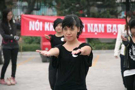 Xem sinh viên nhảy flashmob đẹp mắt trên giầy cao gót