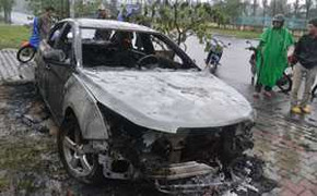 Xế hộp Cherchevrolet cruze cháy rụi lúc rạng sáng