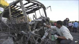 Nổ xe chở xăng, cả đại lộ thành dòng sông lửa