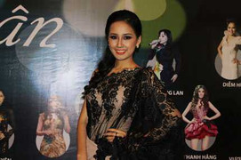 Mai Phương Thúy diện váy ren trong suốt khoe chân dài