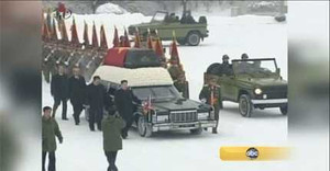Cận cảnh Lincoln Hearse 1976 ở lễ tang ông Kim Jong Il