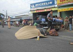 Chết thảm trong ngày cuối năm vì xe khách