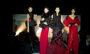 Top 4 Top Model trình diễn thời trang tại Singapore