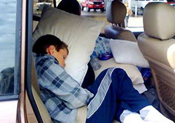 Bảo vệ sức khỏe trẻ khi ngồi lâu trên ô tô