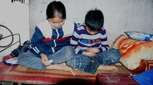 Hải Dương: Bố đẻ bắt 2 con ăn phân, đánh tàn độc