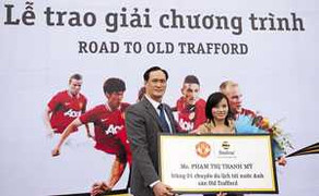 Thiếu nữ bất ngờ được vé xem MU tại Old Trafford