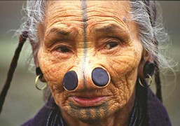 Bộ tộc phụ nữ đẹp như tiên tự biến mình thành 