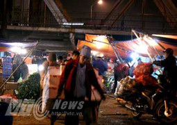 Sau những cao ốc lộng lẫy, có một giao thừa giá lạnh