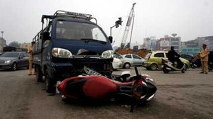 Hà Nội: Chồng vượt đèn đỏ, vợ mang thai nhập viện