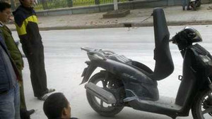 Tá hỏa vì vừa dừng, chiếc SH bất ngờ bốc cháy