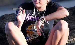 Miley Cirus hút thuốc thay bữa sáng?