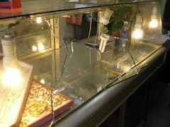 Đấm thẳng vào mặt nữ chủ tiệm để cướp vàng