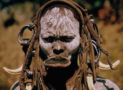 Vẻ đẹp dựng tóc gáy của phụ nữ bộ tộc Surma