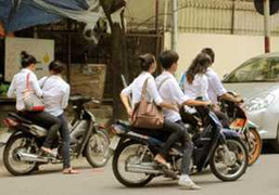 Phạt nặng lỗi học sinh đi xe gắn máy