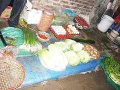 Hà Nội xuống 9 độ, rau xanh, thịt cá tăng giá chóng mặt