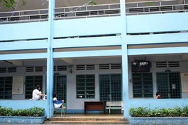 2 phụ nữ đánh hàng chục nữ sinh bị cho nghỉ việc