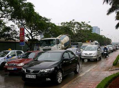 Bộ trưởng Thăng trần tình về tăng phí lưu hành ô tô