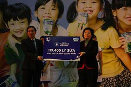 Trao sữa, chúc tết trẻ em nghèo tại các huyện đảo