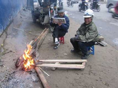 Người Hà Nội nhọc nhằn trong ngày giá rét kỷ lục