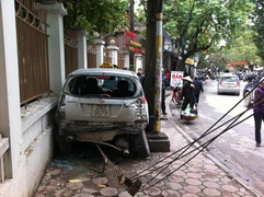 Đang đỗ trên vỉa hè, taxi 'bay' vào cột điện