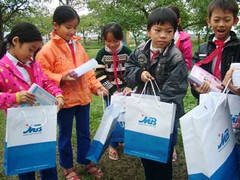 MB mang Tết sớm đến trẻ em nghèo, gia đình chính sách