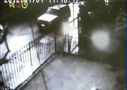 Bị cấm vào... nhà vệ sinh, ném bom xăng trả đũa