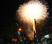 Vận động cán bộ góp lương để bắn pháo hoa