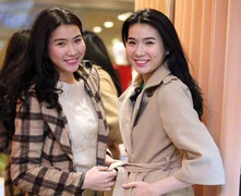 Cặp siêu mẫu song sinh đất Cảng khoe dáng xinh tươi