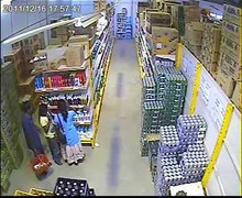 Người phụ nữ trộm bia nhanh như chảo chớp