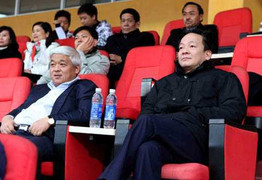 Bầu Hiển, bầu Kiên, hay là tạm dừng Super League?