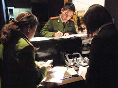 Gucci bị bắt quả tang bán hàng bằng ngoại tệ