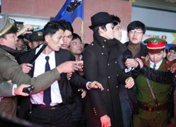 Chen chân để ngắm Kim Tae Hee và Song Seung Hun