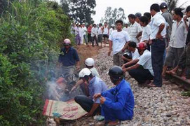 Ngủ gật trên đường ray, bị tàu cán chết oan