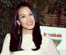 Anh Thư khéo léo khoe eo thon