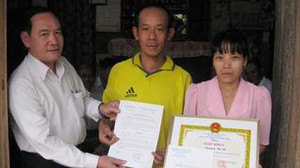 Người phụ nữ nghèo trả lại 80 triệu đồng nhặt được