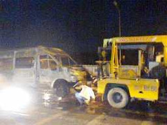 Xế 'Mẹc' cháy rụi, 2 người bỏng nặng vì điếu thuốc lá