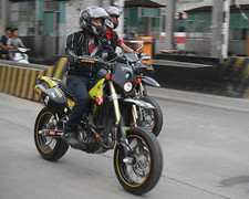 9X Hà thành học đòi chơi mô tô khủng