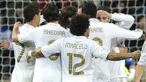 Benzema lập cú đúp, Real cho Barca “hít khói