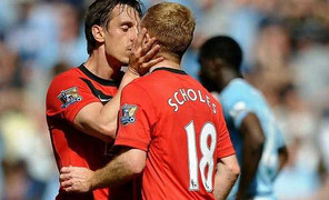 Học Arsenal, MU chiêu mộ lại... Paul Scholes