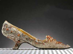 Răng khủng long, giày công chúa đấu giá triệu đô