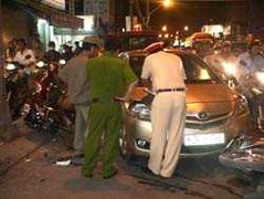 TP.HCM: Ô tô 'điên' húc văng hàng loạt xe máy