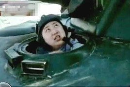 Video: Kim Jong-un lái xe tăng mừng sinh nhật?