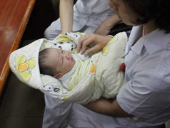 Hà Nội: Lại trao nhầm trẻ sơ sinh