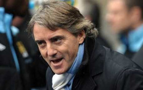 Dư âm derby Manchester: Điệu cười mỉm của Mancini